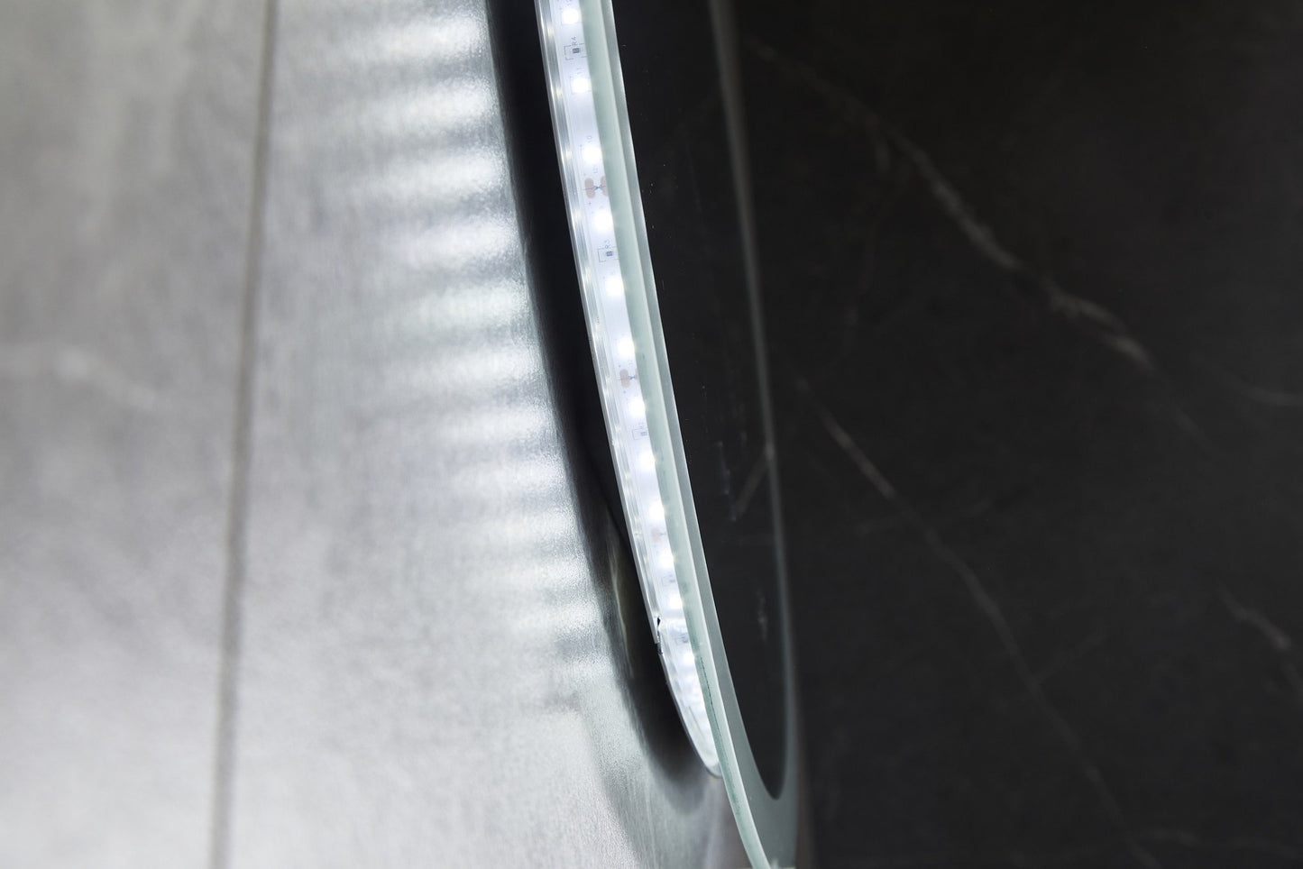 Ronde badkamerspiegel frameloos, inbouw led verlichting en anti condens