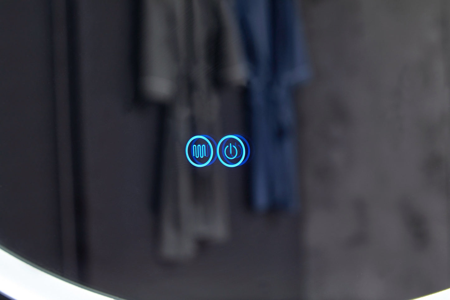 Spiegel rond 80 cm met trendy riem zwart frame, inbouw led verlichting en anti-condens